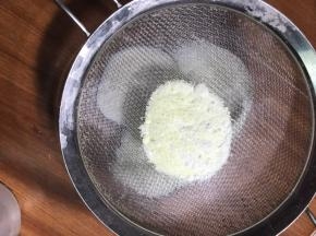 筛入酸奶中，必须过筛
