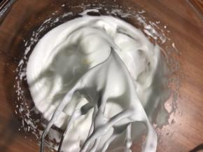 打发至干性发泡，不能打过也不能不到位，打过不好搅拌最后稀没花纹，打不到位容易消泡也没有花纹，必须是干性泡。