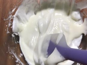 搅拌手法是：上下来回划，边划边转打蛋盆，转一圈了，刮刀刮盆底一圈翻上来，接着上下切转盆子，然后刮底翻上来，再来一次，也就差不多均匀了，注意：刮刀上面的浪费就浪费了，不要刮刀上面的糊，因为刮刀上面的糊是不均匀的或许是伴有消泡嫌疑的面糊，可以找个新刮刀把糊糊装裱花袋里