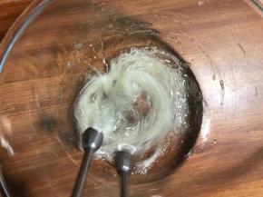 蛋白加两滴柠檬汁，10克糖分两次加入，中速打发。