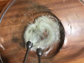 蛋白加两滴柠檬汁，10克糖分两次加入，中速打发。