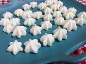 出锅，不粘底，组织细腻入口即化，这样的溶豆是没问题的。