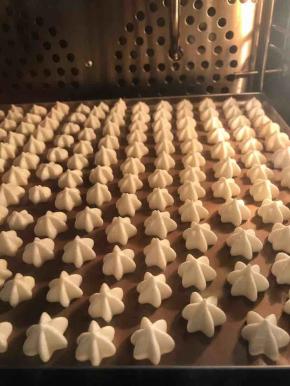 100度大概50-60分钟，烤完关掉烤箱，在里面闷个20分钟再取出，图为烤了20分钟的溶豆，没有过度膨胀，没有消泡，没有变形，应该就不会有太大问题。