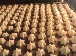 100度大概50-60分钟，烤完关掉烤箱，在里面闷个20分钟再取出，图为烤了20分钟的溶豆，没有过度膨胀，没有消泡，没有变形，应该就不会有太大问题。