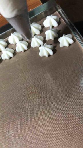 装裱花袋里挤，手尽量不要把裱花袋握的太紧，手是有温度的，握太紧挤到最后你会发现花纹越挤越不明显，挤的时候提前预热烤箱100度。