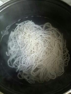 开水烧开，放入面条，煮开，捞出（面条不要煮太烂）