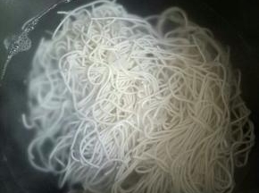 开水烧开，放入面条，煮开，捞出（面条不要煮太烂）