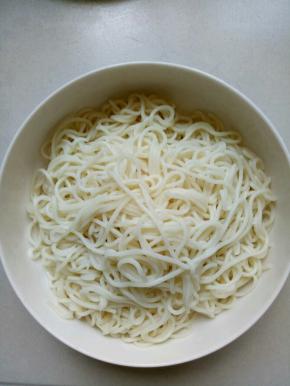 过凉开水洗去表面的粘液，沥干水份