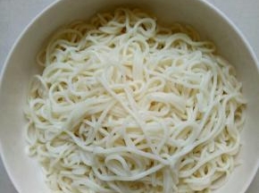 过凉开水洗去表面的粘液，沥干水份