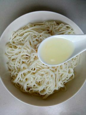 加入适量的食用油或者花椒油，戴上一次性手套抓匀，使面条上均匀的裹上油，防止黏连