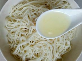 加入适量的食用油或者花椒油，戴上一次性手套抓匀，使面条上均匀的裹上油，防止黏连
