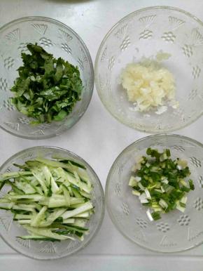 黄瓜切丝，葱切葱花，蒜压成泥，香菜切碎备用