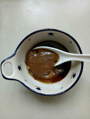用一小碗，放入蒜，白糖1茶匙，香醋1茶匙，生抽2大茶匙，再加入芝麻酱1茶匙拌匀
