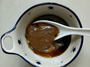 用一小碗，放入蒜，白糖1茶匙，香醋1茶匙，生抽2大茶匙，再加入芝麻酱1茶匙拌匀
