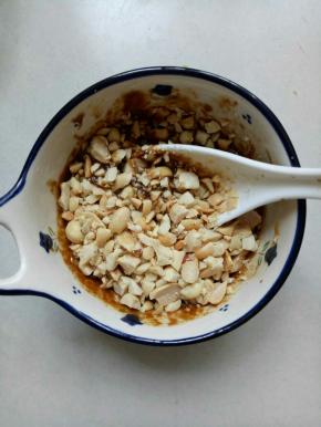 加入花生碎（花生炒熟，去皮，放入保鲜袋中，用擀面杖压碎）