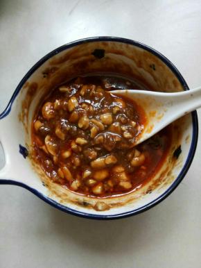 最后加入盐半小勺，鸡精1小勺，辣椒油2大茶匙拌匀