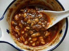 最后加入盐半小勺，鸡精1小勺，辣椒油2大茶匙拌匀