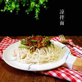 把面放在盘中，放上黄瓜丝，葱花，香菜碎，浇上调料汁即可