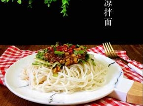 把面放在盘中，放上黄瓜丝，葱花，香菜碎，浇上调料汁即可