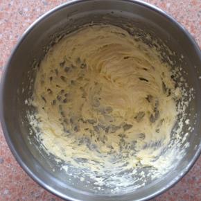 黄油提前从冰箱中取出，室温软化至用手指可以轻松压出手印。
软化的黄油用电动打蛋器低速打散，加入糖粉打发至黄油变白、体积膨大。