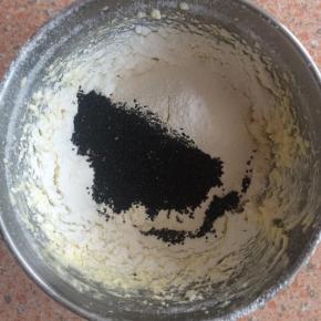 筛入低粉，加入黑芝麻，用刮刀将面粉和黄油充分拌匀，至看不到面粉颗粒。