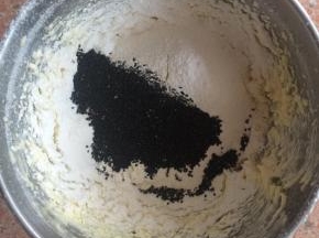 筛入低粉，加入黑芝麻，用刮刀将面粉和黄油充分拌匀，至看不到面粉颗粒。