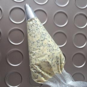 装入裱花袋中，