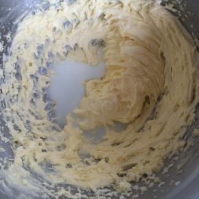 分三次加入牛奶，搅拌至完全吸收。