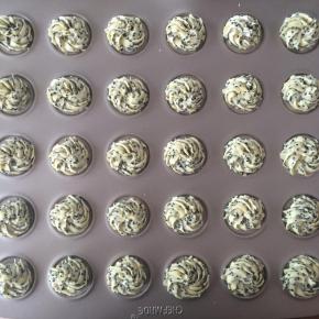 均匀的挤在烤盘上。