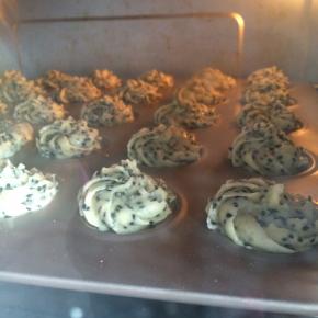 烤箱预热180度上下火25分钟左右，上色满意即可。