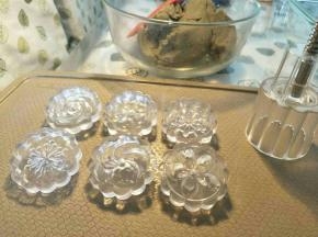 50克一个的月饼模，或其他模具。
绿豆团分30克一个。