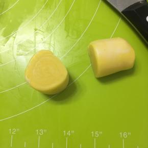 松弛好的面卷，用锋利的刀从中间切开，切面朝外