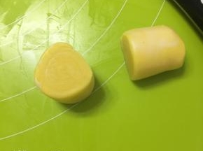 松弛好的面卷，用锋利的刀从中间切开，切面朝外