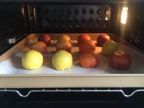 送入预热好的岩烤烤箱中，上火165度，下火170度，烤25分钟