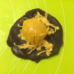 取适量豆沙包入肉松和蛋黄