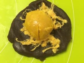 取适量豆沙包入肉松和蛋黄