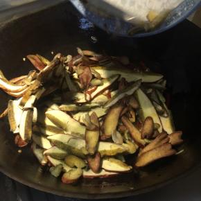 再倒入切片的见手青，翻炒