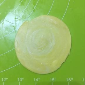 切面朝下压扁，擀圆