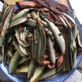 这个就是见手青啦，切好的，见手青本来是黄色或者红色，切开之后具有伤变后呈靛蓝色。见手青洗干净，可以借助小牙刷轻轻刷去泥土。