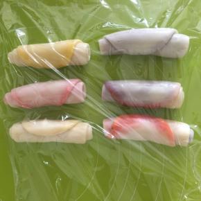 然后把牛舌状面团从一头卷起，每一个水油皮和油酥都依次卷好，盖上保鲜膜松弛15分钟