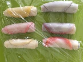然后把牛舌状面团从一头卷起，每一个水油皮和油酥都依次卷好，盖上保鲜膜松弛15分钟