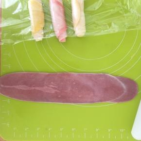 松弛好后，再取一个面卷再一次擀成较长的牛舌状