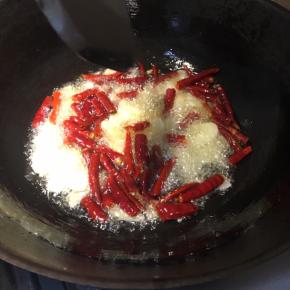 接着下红辣椒爆香