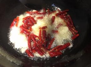 接着下红辣椒爆香