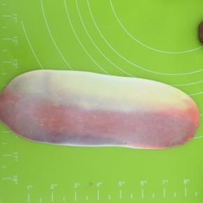 然后收口朝下，擀成牛舌状