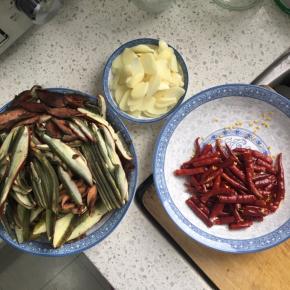 大蒜切片、干红辣椒切段