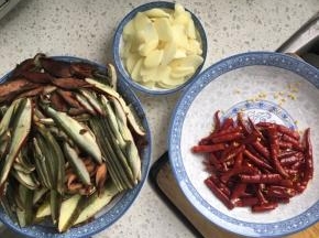 大蒜切片、干红辣椒切段