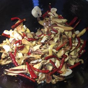 翻炒到见手青颜色完全看不见靛蓝色，一定要炒熟！这一步很重要！！！炒熟！！然后放适量盐，翻炒均匀