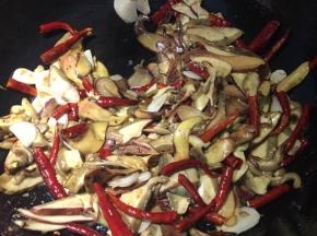 翻炒到见手青颜色完全看不见靛蓝色，一定要炒熟！这一步很重要！！！炒熟！！然后放适量盐，翻炒均匀