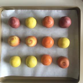 烤盘上铺油纸，放入包好的蛋黄酥